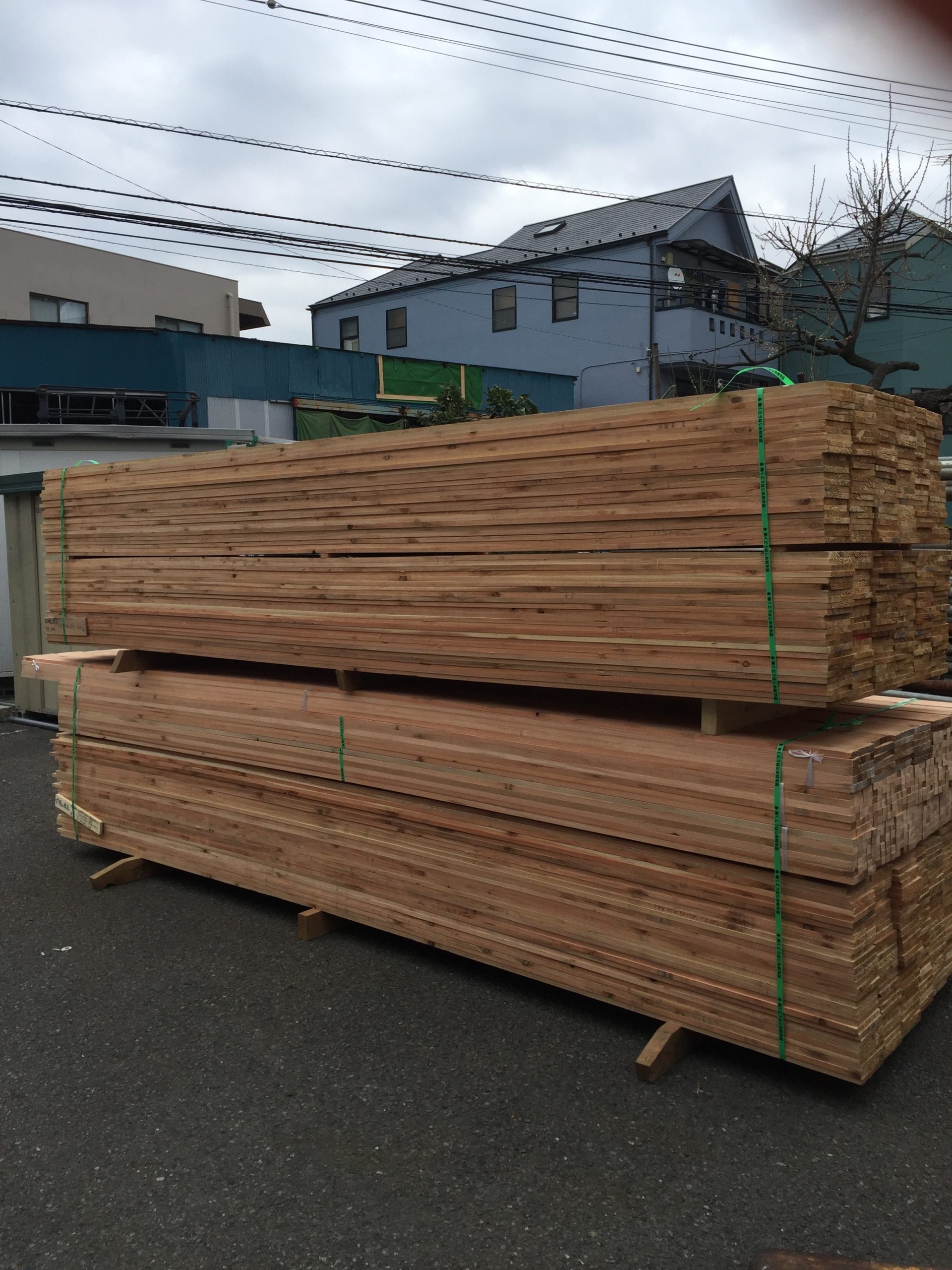 秋田の材木屋さんから外壁に使用する杉板が入荷しました