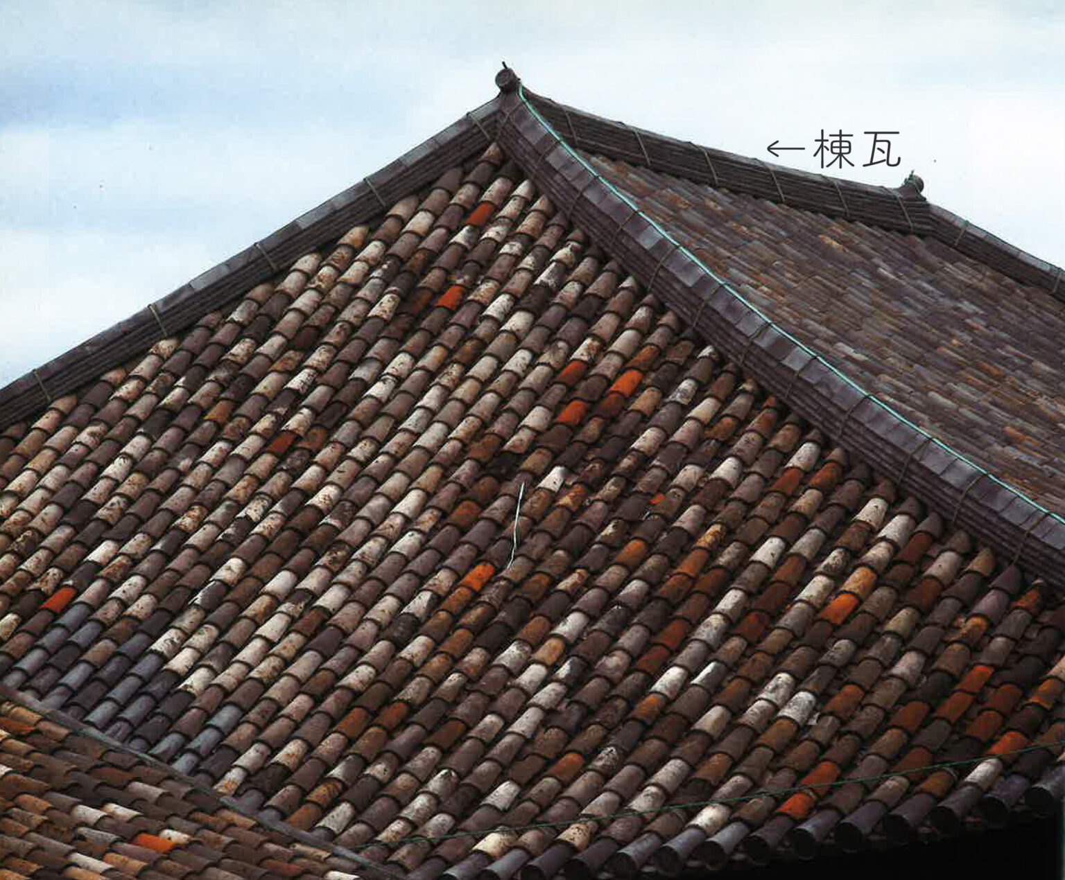 屋根材の「瓦（かわら）」ってどんな特徴があるか知っていますか？ | 手で刻む、年月を超える木の家。有限会社丸晴工務店